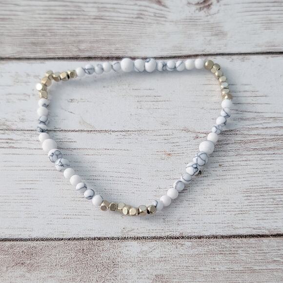 Vintage Stretch Bracelet - Thin Marbled White & Gold Tone Beads - Picture 2 of 5